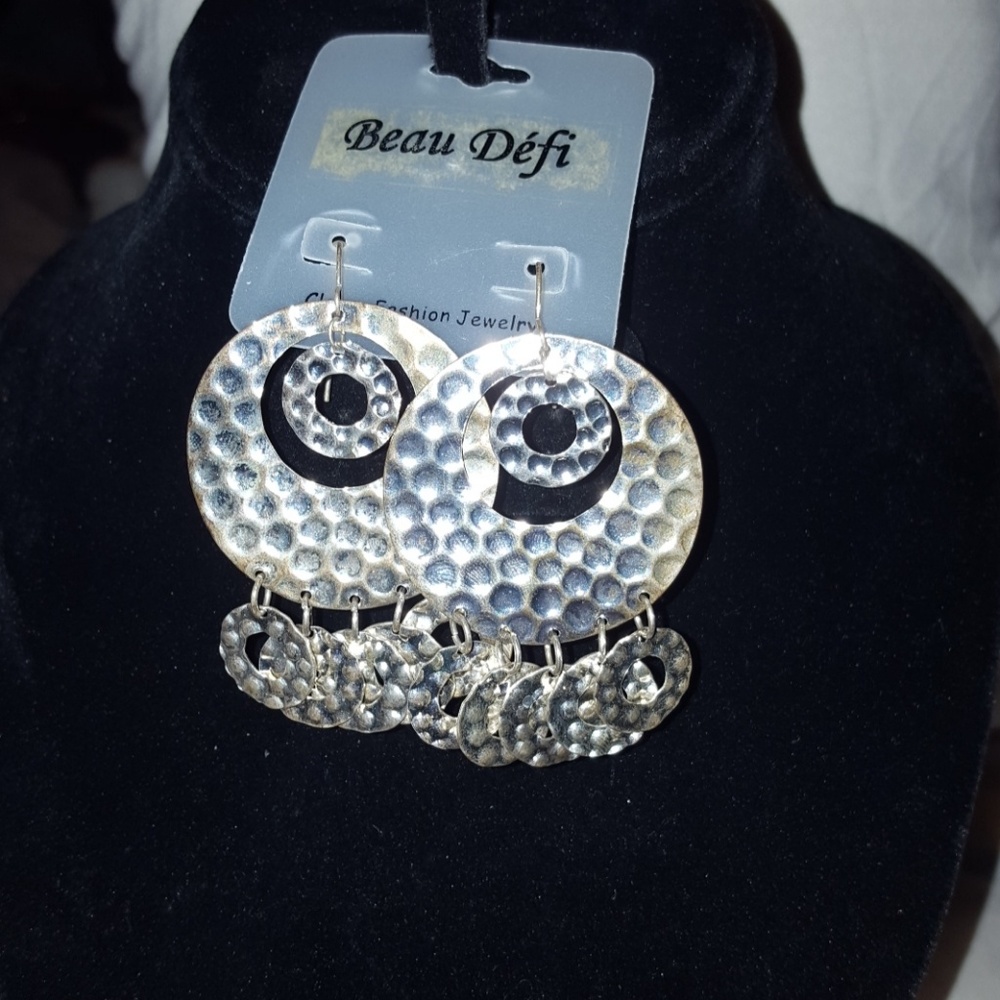 Hammering dangling round  earrings